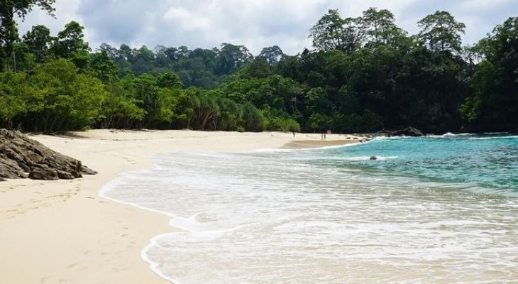 10 Wisata Pantai di Kalimantan Selatan yang Wajib