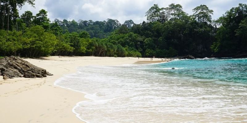 10 Wisata Pantai di Kalimantan Selatan yang Wajib Dikunjungi