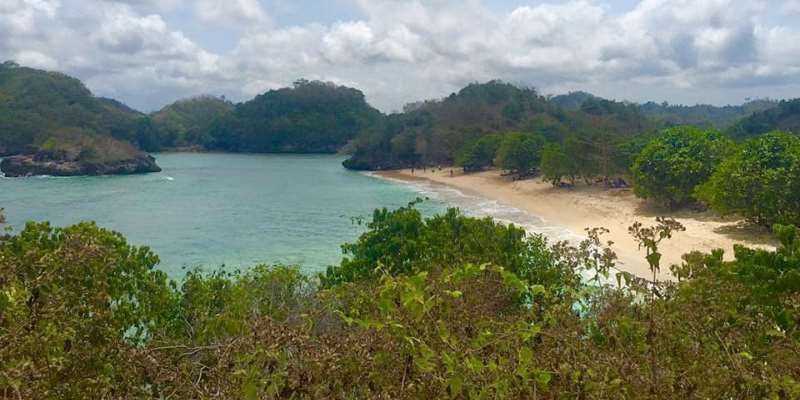 Pantai Gatra Malang Selatan – Daya Tarik, Aktivitas Liburan, Lokasi & Harga Tiket