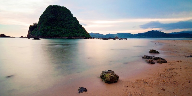 Pantai Pulau Merah Banyuwangi – Daya Tarik, Aktivitas Liburan, Lokasi & Harga Tiket