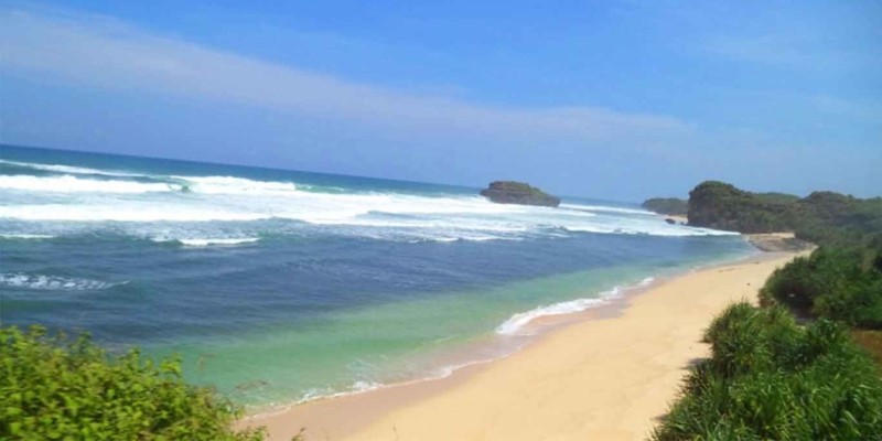 Pantai Watu Karung Pacitan – Daya Tarik, Aktivitas Liburan, Lokasi & Harga Tiket