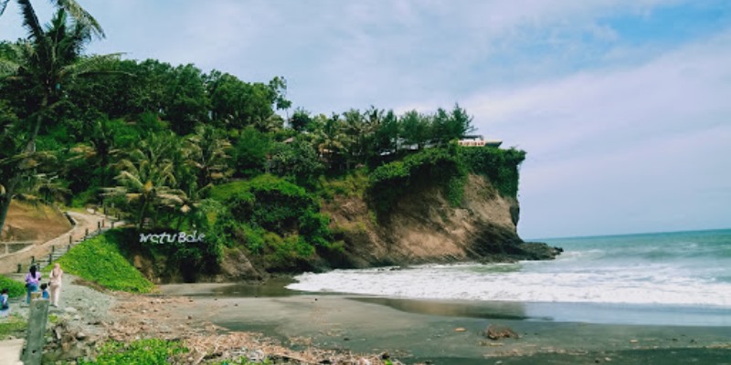 Pantai Watu Bale Kebumen – Daya Tarik, Aktivitas Liburan, Lokasi