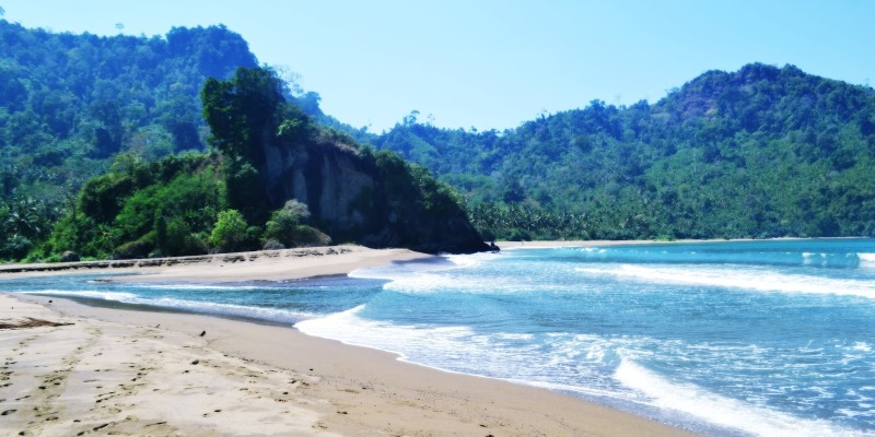 Pantai Sipelot Malang – Daya Tarik, Aktivitas Liburan, Lokasi & Harga Tiket