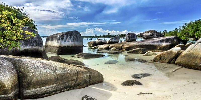 Pantai Tanjung Kelayang Belitung – Daya Tarik, Aktivitas, Lokasi & Harga Tiket