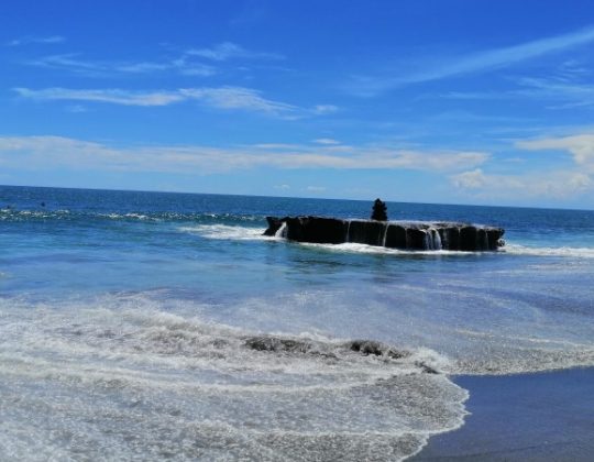 Pantai Batu Bolong Bali, Pantai Cantik yang Unik Favorit Peselancar