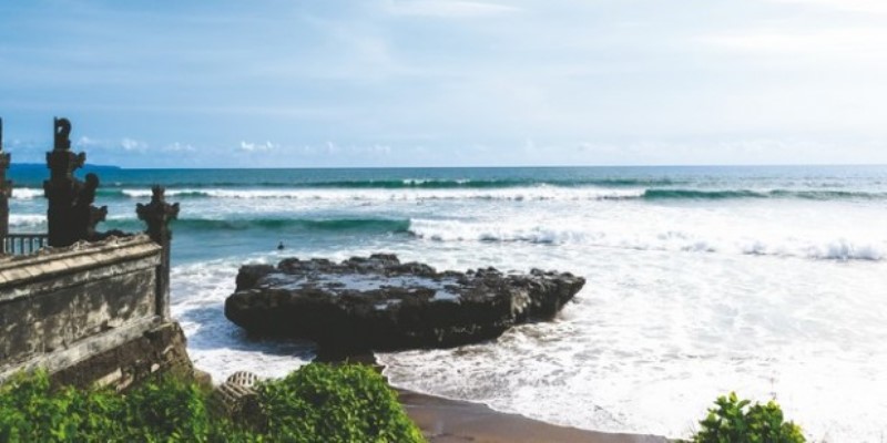Pantai Batu Bolong Bali, Pantai Cantik yang Unik Favorit Peselancar