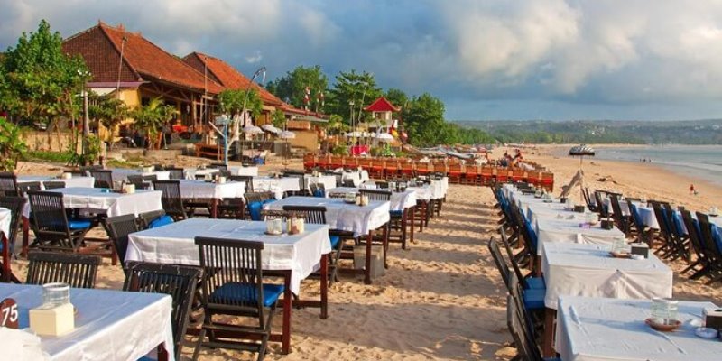 Pantai Jimbaran Bali – Daya Tarik, Aktivitas Liburan, Lokasi & Harga Tiket