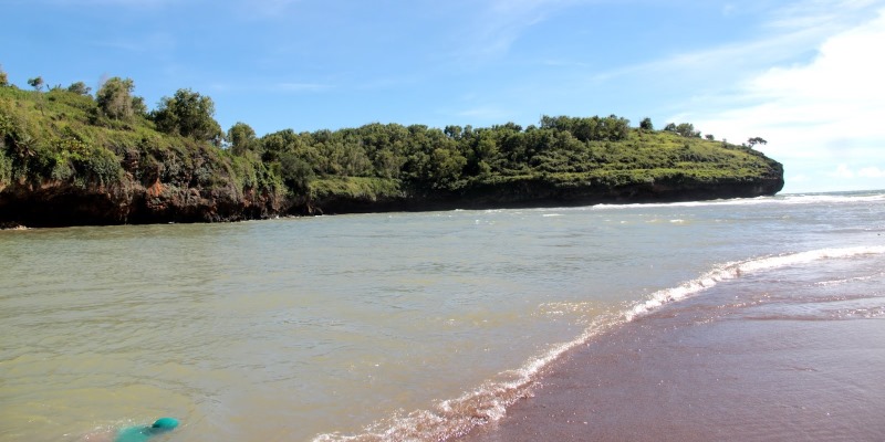 Pantai Ngiroboyo Pacitan, Pantai Eksotis yang Menyatu dengan Pesona Sungai Maron