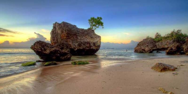 Pantai Padang Padang Bali – Daya Tarik, Aktivitas Liburan, Lokasi & Harga Tiket