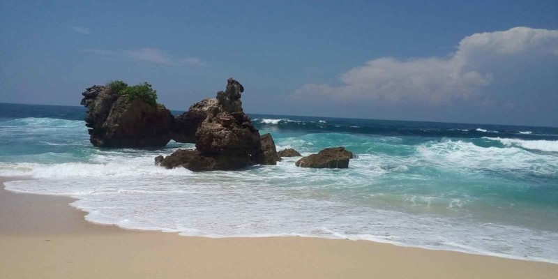 Pantai Selok Malang, Pantai Cantik Perpaduan Pasir Putih & Bebatuan Karang