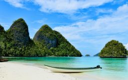 8 Wisata Pantai di Raja Ampat yang Indah & Paling Hits