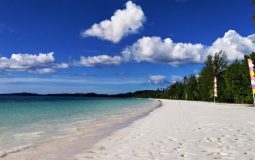 Pantai Ngurbloat, Pantai Pasir Putih Eksotis Nan Indah di Maluku