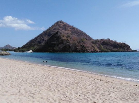 Pantai Waecicu, Surga Bahari Tersembunyi Nan Eksotis di Labuan Bajo