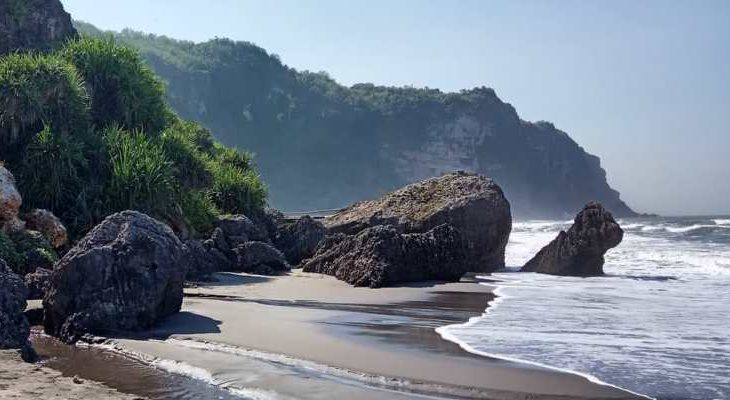 Pantai Parangendog, Pesona Pantai Indah & Batuan Karang Eksotik di Gunung Kidul