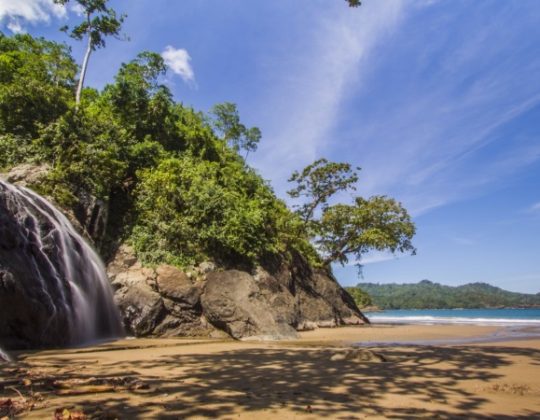 Pantai Banyu Anjlok Malang – Daya Tarik, Aktivitas Liburan, Lokasi & Harga Tiket