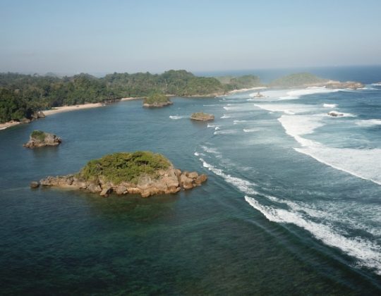 Pantai Banyu Meneng Malang – Daya Tarik, Aktivitas Liburan, Lokasi & Harga Tiket