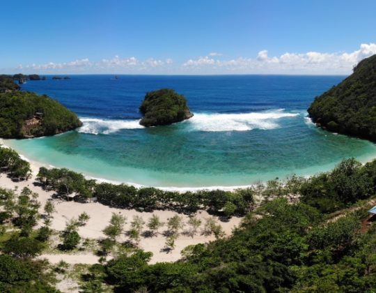 Pantai Teluk Asmoro Malang – Daya Tarik, Aktivitas Liburan, Lokasi & Harga Tiket