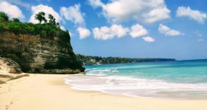 Pantai Dreamland Bali – Daya Tarik, Aktivitas Liburan, Lokasi & Harga Tiket